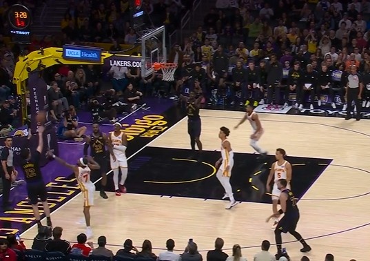 开云-手感来了挡不住！詹姆斯突破差点失误 拉拉维亚底角强投压哨三分